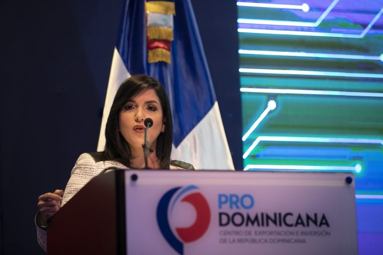 ProDominicana presenta Registro Digital de Inversión Extranjera Directa Santo Domingo. - Biviana Riveiro, directora ejecutiva de ProDominicana, Centro de Exportación e Inversión de República Dominicana, presentó el Registro de Inversión Extranjera Directa en formato digital, que tiene por objetivo agilizar y transparentar los procesos a los inversionistas. La actividad fue encabezada por la vicepresidenta de República Dominicana, Raquel Peña, quien saludó la iniciativa y exhortó a seguir estableciendo procesos que permitan la simplificación de trámites y servicios en mejora de la calidad de las normas, como parte de las iniciativas burocracia cero, que ha impulsado este gobierno. Durante el acto de presentación, la directora sostuvo: “Con la puesta en marcha del registro digital de inversión extranjera hemos realizado un gran avance hacia la digitalización de los servicios y la eliminación del pago de tasa por dicho registro que impactará positivamente la norma”. Riveiro resaltó que, con la implementación de este proceso, la institución se encamina a convertirse en una agencia de promoción mucho más ágil y proactiva; así como a fortalecer la competitividad de República Dominicana en los mercados globales, mediante la captación de IED. Eliminan pago de servicio de evaluación y certificado Durante la presentación, se informó sobre la eliminación del costo de evaluación y certificado del Registro de Inversión Extranjera. Mediante éste, los inversionistas pagaban desde RD$30.000 (Treinta mil pesos) hasta RD$200.000 (doscientos mil pesos), en función del monto de la inversión que realizaran en República Dominicana. Con la agilización de los procesos y la eliminación del pago es evidente que se fortalecen los atractivos del país, para colocar en un buen lugar la IED, ampliando la información estadística que se tienen sobre las inversiones, su origen y sus montos. Un aspecto a destacar del Registro de Inversiones es la obligatoriedad para acceder a la residencia de inversionista a través de la Dirección General de Migración. Es decir, que el uso de los canales digitales reduce costos, gasto de tiempo y facilita la estadía de personas y empresas en suelo dominicano. Durante el evento expertos destacaron la importancia de la Inversión Extranjera Directa en el país. Alejandro Peña Prieto, 2do vicepresidente de la Asociación de Empresas de Inversión Extranjera (ASIEX); Marisol Vicens, socia de Headrick Rizik Alvarez & Fernández Abogados, y Roberto Herrera, gerente de País Interenergy Group, participaron en el panel “’Oportunidades y Perspectivas para mejorar el Clima de Negocios en la República Dominicana’, moderado por el doctor Servio Tulio Castaños, vicepresidente ejecutivo de la Fundación Institucionalidad y Justicia (FINJUS). Campaña Invierte en RD Dentro de la actividad, se llevó a cabo la presentación de ‘Invierte en RD’, campaña en la que ProDominicana busca resaltar los atractivos que convierten a República Dominicana en un destino de inversión ideal. La estrategia está segmentada de acuerdo a los sectores productivos de mayor interés para el país. Al respecto, la directora ejecutiva indicó: “La campaña antes citada la daremos a conocer mediante artículos, acciones comunicacionales de redes sociales y una interacción activa con usuarios”. Contará con información sobre: tramitología, incentivos fiscales, clima de negocios, oportunidades de inversión. Asimismo, encontrarán data estadística actualizada y referencia a los distintos servicios que ofrece la institución para instalar o ampliar las inversiones.