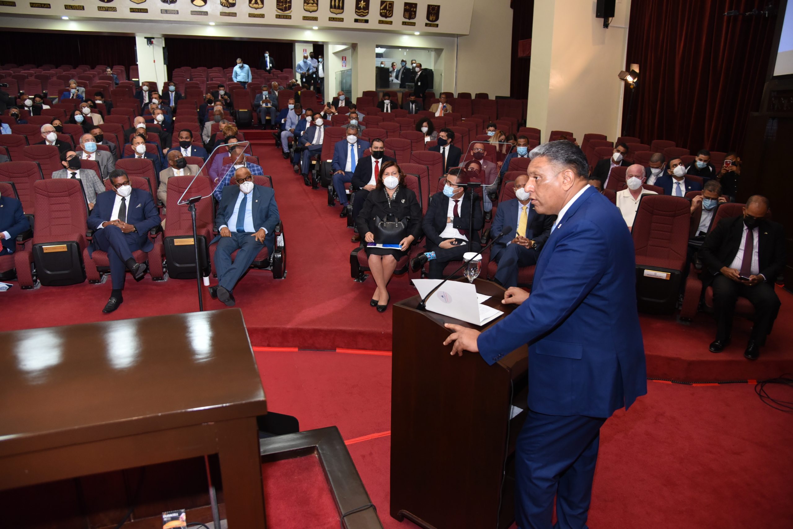 Diputados en Comisión General reciben detalles del Plan Estratégico de Seguridad Ciudadana del Gobierno SANTO DOMINGO. – La Cámara de Diputados recibió en una sesión en Comisión General al ministro de Interior y Policía, Jesús Vásquez Martínez, quien ofreció las explicaciones sobre el Plan Nacional de Seguridad Ciudadanía y Género. El presidente de la Cámara de Diputados, Alfredo Pacheco, sometió ante los diputados reunidos en el Salón de la Asamblea Nacional, que los invitados puedan dirigirse al pleno de diputados. En ese sentido, el ministro de Interior y Policía ,Jesús Vásquez, procedió a ofrecer en detalles en qué consiste la estrategia del Plan Nacional de Seguridad Ciudadana, anunciado recientemente por el presidente Luis Abinader. Vásquez Martínez explicó a los legisladores que en el país es muy difícil que un plan de Seguridad Ciudadana funcione sin la interacción, consulta y colaboración de todos los poderes del Estado y de los distintos sectores de la vida nacional. “Hoy estamos aquí precisamente para presentarles a ustedes diputados y diputadas que representan el primer poder del Estado, el Poder Legislativo esta Estrategia de Seguridad Ciudadana y hoy hacemos el compromiso en esta augusta Asamblea Nacional, de que la misma no será un esfuerzo más que valore los resultados finales”, precisó Jesús Vásquez Martínez. Indicó que desde el Ministerio de Interior y Policía se ha analizado de manera profunda las causas que han hecho fracasar los esfuerzos anteriores. Jesús Vásquez enfatizó que a su llegada al ministerio procedió a analizar los planes de Seguridad Ciudadana implementados en otros países similares a la República Dominicana. “Entonces analizando las causas y razones que planes de Seguridad no han dado los resultados esperados detectamos dos errores fundamentales. La primera es que los planes se hacían en un escenario nacional, pero no había conectividad con el territorio”, precisó. Explicó que en seis meses recorrió todos los municipios de la República Dominicana donde fueron instaladas mesas de Seguridad, Ciudadanía, y Género donde todos los sectores están representados. “Estas son encabezadas por los alcaldes de cada municipio, no importa el partido político. Es más, tengo que decir aquí en esta Asamblea Nacional que muchos de los alcaldes de partidos diferentes al mío han asumido con mayor entusiasmo e interés la política de Seguridad Ciudadana”, precisó. Indicó que las mesas de Seguridad Ciudadana están encabezadas por el alcalde e integradas por las gobernadoras, el procurador fiscal, la Policía, las Fuerzas Armadas y los representantes de los diferentes sectores. Vásquez Martínez explicó que esas mesas se encargan de hacer un diagnóstico de la situación de su municipio. Dijo que al día de hoy se han recibido, al menos, 25 diagnósticos de igual número de municipios, donde ellos hacen un análisis de las causas de la inseguridad en ese perímetro. “Tenemos en las 158 mesas una fecha fija para reunirse y ser el soporte fundamental para la aplicación de una política de Seguridad Ciudadana como nunca antes vista en la República Dominicana,” explicó. Asimismo, Vásquez Martínez precisó que la otra razón por la que fracasaban los planes de Seguridad Ciudadana era por la dispersión, tras señalar que cada gente del Gobierno andaba por su lado. Agregó que cada institución del Estado hacía un esfuerzo sin tomar en cuenta un plan integral y no había un liderazgo al frente de la Seguridad Ciudadana que permitiera la unificación de todos los sectores del Gobierno, para que pudieran ejecutarse las políticas de Seguridad Ciudadana. Dijo que para ello, luego de elaborada la Estrategia Nacional de Seguridad Ciudadana, a quien primero visitó fue al Senado de la República y luego a la Cámara de Diputados, cuya presentación fue pospuesta para hoy día 8 de abril por razones mayores. El funcionario entiende que como Primer Poder del Estado el Congreso Nacional puede contribuir al éxito del Plan de Estrategia de Seguridad Ciudadana. “Por eso estamos aquí, porque resulta indispensable el apoyo y empoderamiento de todos los legisladores y representantes legítimos de la sociedad, para que el Estado dominicano cumpla con su obligación de garantizar la Seguridad y la Paz a todos los dominicanos y dominicanas” puntualizó Vásquez Martínez. Conversatorio con diputados El ministro de Interior y Policía, en compañía con los viceministros Jesús Feliz y Ángela Jáquez, procedieron a responder las diferentes inquietudes de los diputados. Al término de la sesión en Comisión General, la viceministra del Ministerio de Interior y Policía, Ángela Jáquez invitó a los diputados y diputadas a participar con todo derecho en las reuniones que se están celebrando todos los viernes en los 158 municipios. Además de Féliz y Jáquez, el ministro de Interior y Policía estuvo acompañado de los asesores, Víctor Benavides, Jorge López Hilario, Licette Dumic y José Camacho. También les acompañaron los diputados Carlos Sánchez, presidente de la Comisión Permanente de Interior y Policía de la Cámara de Diputados y que integran además Nelson Marmolejos, Luís Báez, Otoniel Tejada, Félix Hiciano, Henry Acosta y Ramón Olea. El presidente de la Cámara de Diputados, al término de la sesión en Comisión General agradeció al Ministro de Interior y Policía por su presencia para el desarrollo de tan importante jornada. En ese sentido, pidió a la Comisión Permanente de Interior y Policía, darle seguimiento al Programa Estratégico de Seguridad Ciudadana.