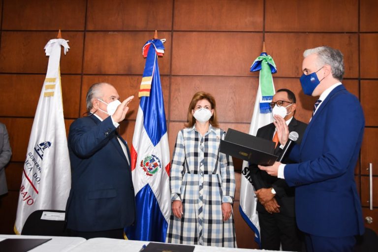 Luis Miguel De Camps juramenta a Feris Iglesias como Superintendente de Salud y Riesgos Laborales
