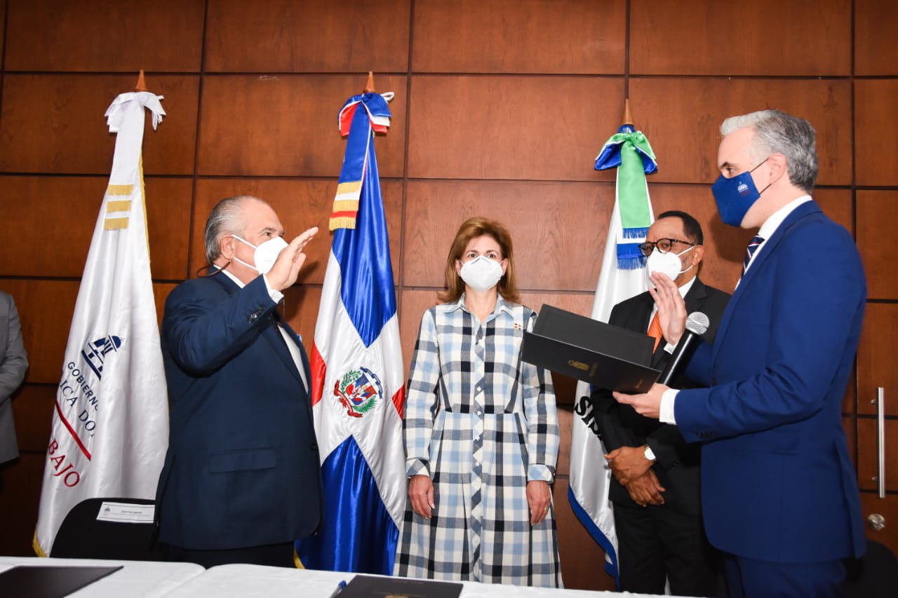 Luis Miguel De Camps juramenta a Feris Iglesias como Superintendente de Salud y Riesgos Laborales