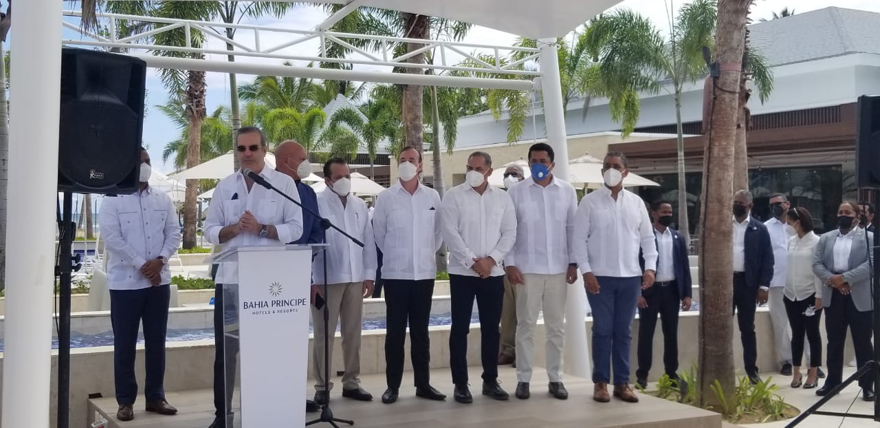 El Presidente Luis Abinader reinaugura el hotel Bahia Principe Grand El Portillo.