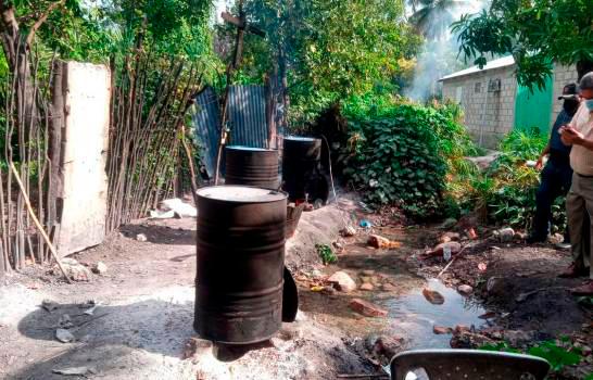 Pese a los anuncios de operativos para controlar la venta y el consumo de alcohol adulterado en el país, las autoridades no han logrado frenar la práctica ilegal que en menos de una semana les ha costado la vida a 26 personas. El 53% de los fallecidos eran jóvenes del sexo masculino y de esta cantidad, el 33% tenía entre 20 y 29 años. El director de Epidemiologia del Ministerio de Salud, Ronald Skewes, explicó que desde enero hasta el martes pasado se habían notificado 66 casos de intoxicación por metanol, que incluyen 16 defunciones, mientras que para el miércoles, la cifra había aumentado a 90 afectados y 26 muertos. Los fallecimientos se registraron en un lapso de un día tras la intoxicación por el consumo de clerén adulterado y una bebida preparada tipo coctel frozen denominada “Monday’s,”. Alrededor de 38 intoxicados fueron reportados enel sector Engombe, en Santo Domingo Oeste, esta es la demarcación que más casos registra a la fecha.