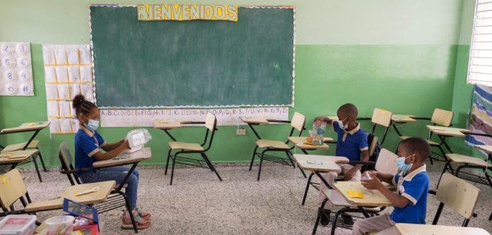 Más de 2.6 millones de estudiantes dominicanos regresan a clases este 7 de enero
