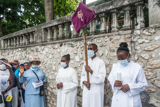 Secuestro de clérigos en Haití activa unidad de crisis en Francia Los religiosos -cinco sacerdotes y dos monjas- fueron raptados el domingo en Croix-des-Bouquets, al noreste de la capital haitiana