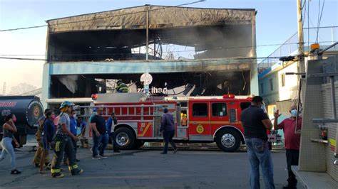 PN investiga origen de incendio que consumió Plaza Yihao en Mao; los daños son millonarios