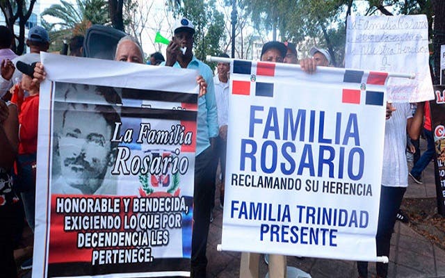 Fiscalía pedirá prisión preventiva contra Miguelina Gómez Santana, implicada en caso de estafa a familia Rosario La audiencia para el conocimiento de la medida de coerción se aplazó para el próximo miércoles, a solicitud de la defensa SANTO DOMINGO (República Dominicana).- La Oficina Judicial de Servicios de Atención Permanente del Distrito Nacional aplazó la audiencia de conocimiento de medida de coerción contra Miguelina Gómez Santana, a quien la Fiscalía del Distrito Nacional vincula al entramado fraudulento que estafó a más de 280 personas con la promesa del cobro de la supuesta herencia de la familia Rosario. El juez Juan Francisco Consoró tomó la decisión en atención al pedimento de la barra de la defensa, que pidió tiempo para estudiar el expediente y presentar presupuestos en favor de su cliente. La audiencia se realizará el próximo miércoles 2 de junio. El coordinador de litigación de la Fiscalía del Distrito Nacional, Denny Silvestre, declaró este viernes que el órgano persecutor tiene un expediente sólido y pruebas más que suficientes para que el tribunal dictamine prisión preventiva y declaratoria de caso complejo, lo que solicita el Ministerio Público. “Tenemos pruebas contundentes que vinculan a esa persona con las actuaciones que estamos investigando y entendemos que este caso amerita prisión preventiva. Hay más personas implicadas en este entramado, pero por el momento es prudente mantener reserva del resto de la información”, sostuvo Silvestre. Miguelina Gómez Santana se encuentra detenida en el Palacio de Justicia de Ciudad Nueva. Además de Gómez Santana, en la instancia presentada por la Fiscalía del Distrito también figuran como imputados Johnny Portorreal, Hilario Amparo y Miguel de Oleo Montero, alias Miguelón (prófugos). Conforme a las investigaciones realizadas por el Departamento de Investigación de Falsificaciones, que coordina Evelyn García, los imputados captaban clientes y supuestos herederos de la familia Rosario, afirmando tener números de cuentas en las cuales se depositarían los montos resultantes de la distribución de la herencia. El órgano persecutor ha otorgado al presente hecho la calificación jurídica de violación al artículo 405 del Código Penal Dominicano y los artículos 2, 6 y 9 de la Ley 155-17, sobre Lavado de Activos.