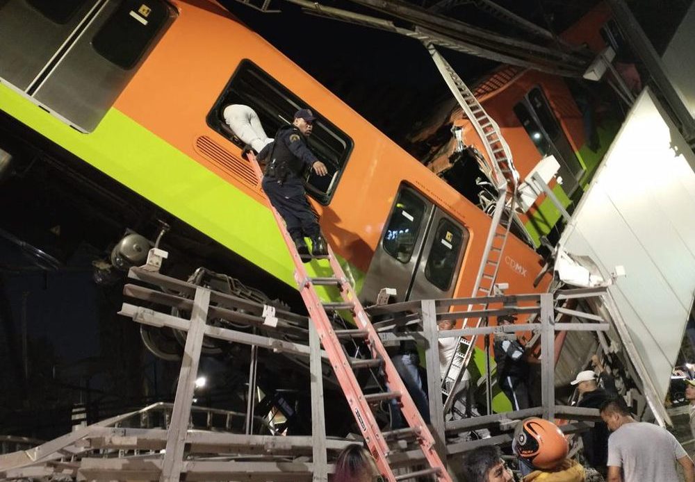 Al menos 23 personas murieron y 70 resultaron heridas ayer al caer un tren del metro de Ciudad de México