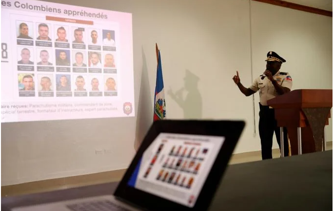 El reclutamiento de los asesinos La empresa desde la que se habría organizado el magnicidio es CTU, con sede en Miami. Esta habría designado al capitán Germán Rivera y al sargento Duverney Capador para reclutar a los mercenarios. Ellos dos acudieron a sus contactos con tres empresas colombianas reconocidas por haber enviado a militares retirados a prestar servicios de seguridad en Oriente Medio. Noticias Caracol se abstiene de revelar los nombres de estas empresas para no entorpecer la investigación en Colombia, pero la unidad investigativa rastreó los movimientos financieros de una de estas compañías, y encontró movimientos por casi 700 millones de pesos, inusuales para sus negocios normales, durante los dos meses previos al magnicidio. Los investigadores también le siguen el rastro a una multinacional británica, uno de los jugadores más grandes del mundo en el mercado de los servicios de seguridad y a sus representantes en Colombia por su papel en el reclutamiento. Entre Capador, Rivera y estas empresas habrían contactado al menos a 200 militares retirados en Colombia para ofrecerles un trabajo en el Caribe. Por diferentes razones, la mayoría rechazó la propuesta. En mayo, los reclutadores ya habían logrado armar su escuadrón de 21 retirados entre oficiales, suboficiales y soldados, la mayoría de ellos con entrenamientos de lanceros y fuerzas especiales. Estos fueron los que viajaron a Haití. Y de este grupo solo siete conocían el verdadero objetivo de la misión hasta ese momento: secuestrar al presidente Moise. El día del asesinato del presidente El 6 de mayo, dos meses antes del magnicidio, la operación se puso en marcha. El sargento Duverney Capador, los hermanos Germán y Jonathan Rivera y un amigo de ellos, el piloto y policía retirado Ronald Ramírez, salieron del aeropuerto El Dorado hacia Ciudad de Panamá, en el vuelo CM877 de Copa Airlines. Noticias Caracol conoció en exclusiva imágenes que prueban su tránsito por el aeropuerto Tocumen de la capital panameña, donde abordaron el vuelo CM107 con destino a Santo Domingo, la capital de República Dominicana. De acuerdo con los testimonios de los hermanos Rivera, ese mismo día, el grupo se encontró en Santo Domingo con un diplomático haitiano de apellido Askard, el mismo que habría estado en la reunión de Miami, seis meses atrás, donde se empezó a planear el magnicidio. El funcionario se encargó de gestionar rápidamente las visas para entrar a Haití de estos cuatro colombianos. Cuatro días después, esta avanzada de los mercenarios colombianos vuela hacia Puerto Príncipe. En la capital haitiana se encuentran con el médico Christian Sanon, uno de los conspiradores ya capturados. Se alojan en una casa en el sur de la ciudad, muy cerca a la embajada de Alemania, y también en inmediaciones de la residencia del presidente. En este punto, de acuerdo con las declaraciones de los hermanos Rivera, habrían ocurrido varias reuniones con miembros del Tribunal Supremo de Justicia de Haití y políticos del más alto nivel, entre ellos el exsenador y hoy fugitivo John Joel Joseph, a quien los colombianos conocían como ‘triple j’. De acuerdo a las declaraciones, el encuentro más relevante fue con el primer ministro Claude Joseph. Los hermanos Rivera les dijeron a los investigadores que el primer ministro les informó del nuevo plan: ya no secuestrarían al presidente. Debían asesinarlo. Según los testimonios, les aseguró que él sería el nuevo presidente y que, desde ese cargo les aseguraría protección y trabajo. Por eso, creen las autoridades, los mercenarios no tenían un plan de escape. Ese cambio de objetivo causó una pelea entre los hermanos Rivera: Jonathan y el piloto Ronald Ramírez decidieron regresar a Colombia. La misión siguió adelante sin ellos. El 4 junio, los 19 exmilitares restantes abordaron en Bogotá el vuelo 0252 de Avianca hacia Santo Domingo. Dos días después, pasaron por tierra, a través del puesto fronterizo carrizal a Haití. Solo siete de ellos conocían la verdadera misión. Para los demás, la tarea consistía en brindar seguridad al Gobierno. Durante cuatro semanas ajustaron los detalles finales de la misión. El 7 de julio, después de siete meses de planeación, la operación fue ejecutada. El grupo llegó a la casa del presidente. Los siete colombianos, acompañados de tres policías haitianos, entraron y asesinaron al mandatario. Ellos habrían sido Carlos Guerrero, Mauricio Romero, Duverney Capador, Juan Carlos Yepes, Manuel Grosso, Neil Durán y Naiser franco.