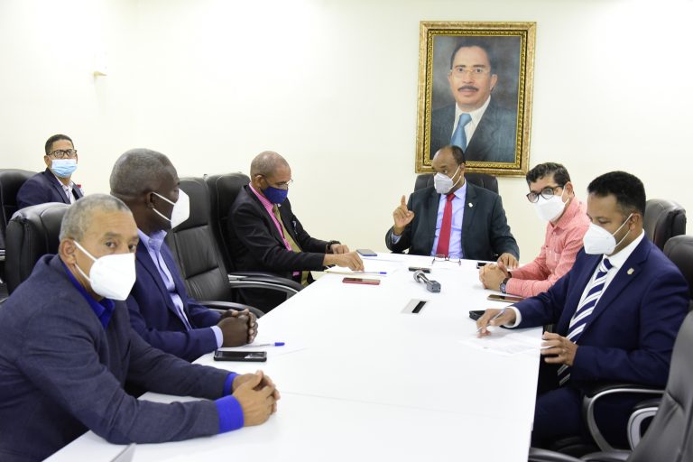 Santo Domingo. - Preocupados por la proliferación de música con letras morbosas que incitan la vulgaridad y el consumo de sustancias prohibidas, la Comisión de Medios de Comunicación de la Cámara de Diputados invitó al presidente de la Comisión Nacional de Espectáculos Públicos y Radiofonía (CNEPR), Joseph Báez, con el objetivo de que explique qué está haciendo la institución que dirige para contrarrestar la situación. Durante el conversatorio, el presidente de la Comisión, diputado Elpidio Báez, solicitó al presidente de la CNEPR trabajar en la elaboración de un proyecto de ley que permita modificar el reglamento 824, que rige la Comisión de Espectáculos Públicos, y luego, conjuntamente con los legisladores, ver los cambios sugeridos. “A mí me interesa mucho despenalizar el delito, pero sancionar de manera civil, que se hace a través del establecimiento de sanciones económicas, que es la experiencia que se tiene de los Estados Unidos y creo que es un mecanismo que pudiera ayudar a detener estos excesos en el uso del lenguaje, que representa una agresión a la sociedad”, expresó el legislador. En ese sentido, anunció que hará algunas consultas con expertos para ver el tema de las sanciones económicas. Elpidio Báez dijo que en la radio y la televisión dominicana existen comunicadores que cuando quieren llamar la atención y hacerse notar, utilizan expresiones que son totalmente ofensivas, que dañan la imagen y las buenas costumbres de la sociedad. De su lado, Joseph Báez, reconoció que el reglamento 824, que rige la Comisión, está desactualizado y planteó la necesidad de que se trabaje en su modificación para actualizarlo a los nuevos tiempos. Joseph Báez se quejó de que no cuenta con los recursos económicos, humanos y de logística, necesarios para realizar el trabajo que demanda la institución y la sociedad. “Quiero con mi presencia aquí dar todo el apoyo e iniciativa necesaria para ir solucionando este tema de la vulgaridad en los medios, que está globalizada y hay preocupación en la diáspora dominicana e hispana y el tema es complejo y delicado.” Aseveró. Al finalizar la reunión, los legisladores y el funcionario acordaron dar seguimiento al tema y trabajar de manera mancomunada para lograr una ley o un reglamento que pueda contrarrestar todo contenido inadecuado. Por la Cámara de Diputados participaron además, Aquilino Serrata, vicepresidente de la Comisión, Luis Vargas, Norberto Rodríguez, Luis Gómez Benzo, Sadoky Duarte, Geraldo Casanova y Aliazer Matos.