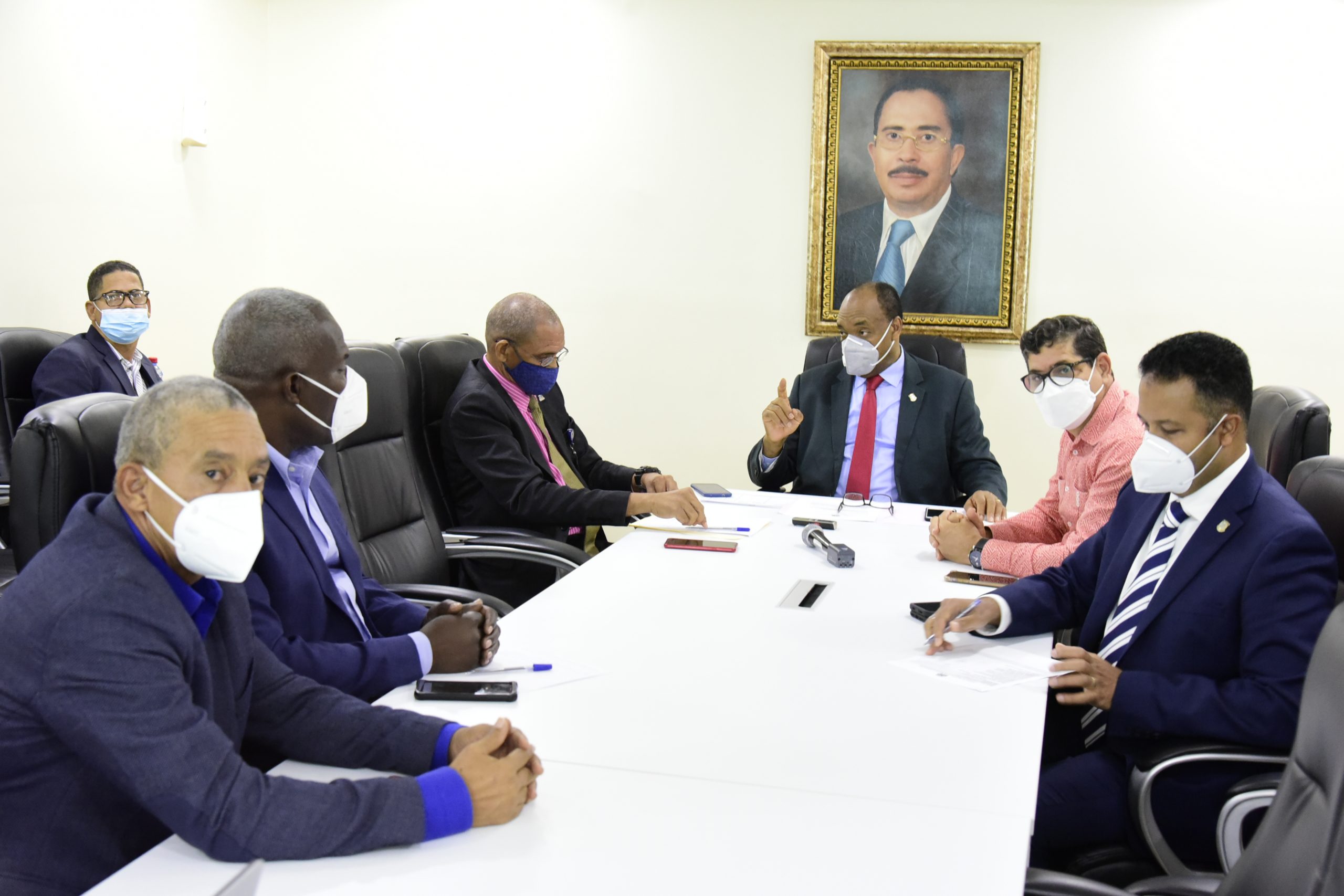 Santo Domingo. - Preocupados por la proliferación de música con letras morbosas que incitan la vulgaridad y el consumo de sustancias prohibidas, la Comisión de Medios de Comunicación de la Cámara de Diputados invitó al presidente de la Comisión Nacional de Espectáculos Públicos y Radiofonía (CNEPR), Joseph Báez, con el objetivo de que explique qué está haciendo la institución que dirige para contrarrestar la situación. Durante el conversatorio, el presidente de la Comisión, diputado Elpidio Báez, solicitó al presidente de la CNEPR trabajar en la elaboración de un proyecto de ley que permita modificar el reglamento 824, que rige la Comisión de Espectáculos Públicos, y luego, conjuntamente con los legisladores, ver los cambios sugeridos. “A mí me interesa mucho despenalizar el delito, pero sancionar de manera civil, que se hace a través del establecimiento de sanciones económicas, que es la experiencia que se tiene de los Estados Unidos y creo que es un mecanismo que pudiera ayudar a detener estos excesos en el uso del lenguaje, que representa una agresión a la sociedad”, expresó el legislador. En ese sentido, anunció que hará algunas consultas con expertos para ver el tema de las sanciones económicas. Elpidio Báez dijo que en la radio y la televisión dominicana existen comunicadores que cuando quieren llamar la atención y hacerse notar, utilizan expresiones que son totalmente ofensivas, que dañan la imagen y las buenas costumbres de la sociedad. De su lado, Joseph Báez, reconoció que el reglamento 824, que rige la Comisión, está desactualizado y planteó la necesidad de que se trabaje en su modificación para actualizarlo a los nuevos tiempos. Joseph Báez se quejó de que no cuenta con los recursos económicos, humanos y de logística, necesarios para realizar el trabajo que demanda la institución y la sociedad. “Quiero con mi presencia aquí dar todo el apoyo e iniciativa necesaria para ir solucionando este tema de la vulgaridad en los medios, que está globalizada y hay preocupación en la diáspora dominicana e hispana y el tema es complejo y delicado.” Aseveró. Al finalizar la reunión, los legisladores y el funcionario acordaron dar seguimiento al tema y trabajar de manera mancomunada para lograr una ley o un reglamento que pueda contrarrestar todo contenido inadecuado. Por la Cámara de Diputados participaron además, Aquilino Serrata, vicepresidente de la Comisión, Luis Vargas, Norberto Rodríguez, Luis Gómez Benzo, Sadoky Duarte, Geraldo Casanova y Aliazer Matos.