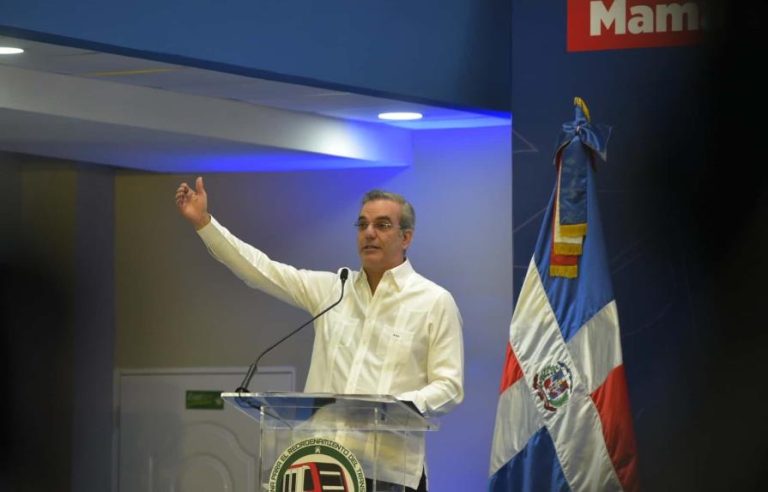 El presidente Luis Abinader afirmó este domingo que desconoce porqué al gobierno que él encabeza le “rinde tanto el dinero”,