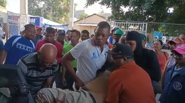 Un general retirado de la Fuerza Aérea de la República Dominicana (FARD), murió este jueves mientras era trasladado al Hospital Ramón de Lara en Santo Domingo