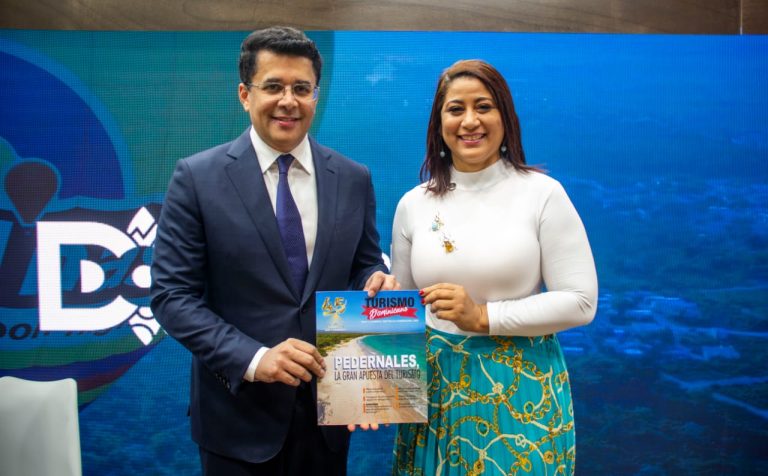 Adompretur presenta segunda edición revista ‘Turismo Dominicano’ en FITUR 2023.