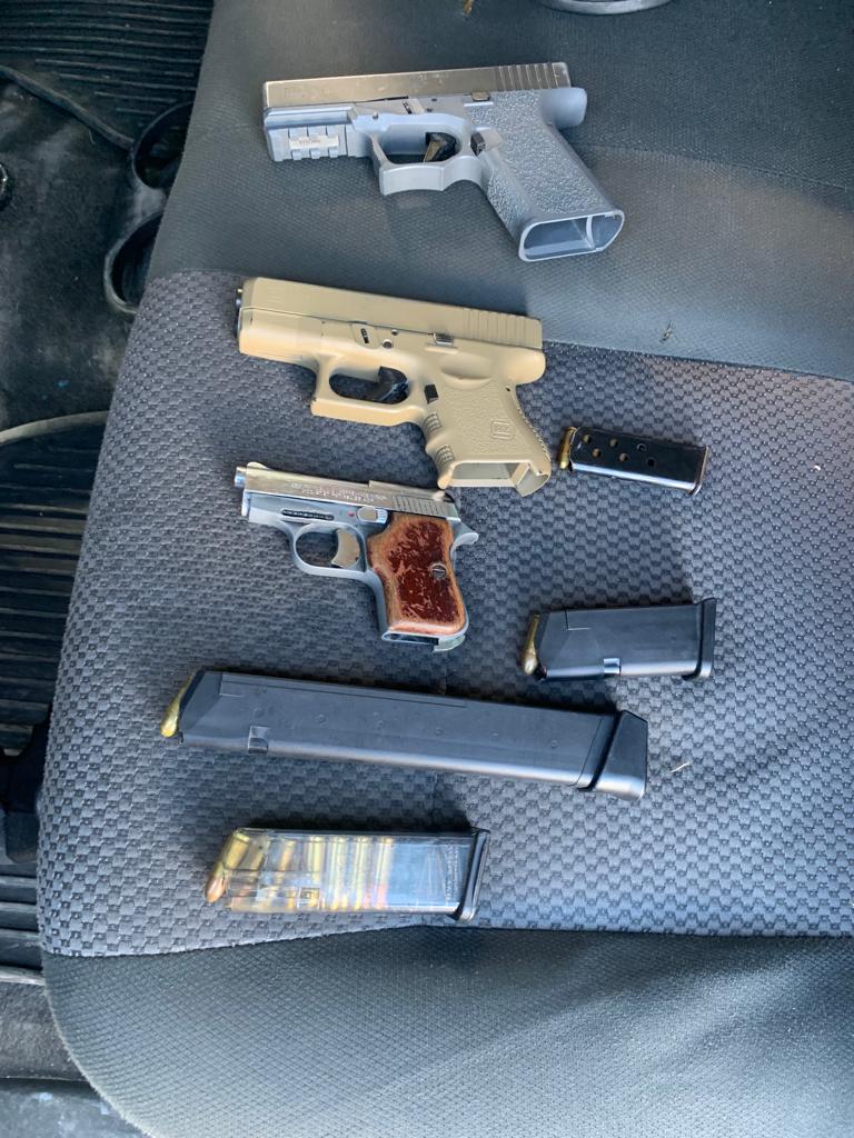 Apresados dos hombres por porte ilegal de tres armas de fuego.