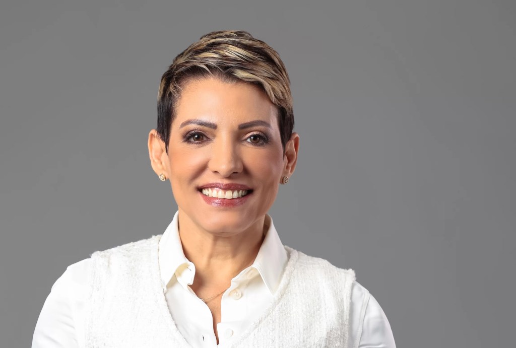 Julieta Tejada ofrece apoyo a presidenta Unión Junta de Vecinos de Espaillat.