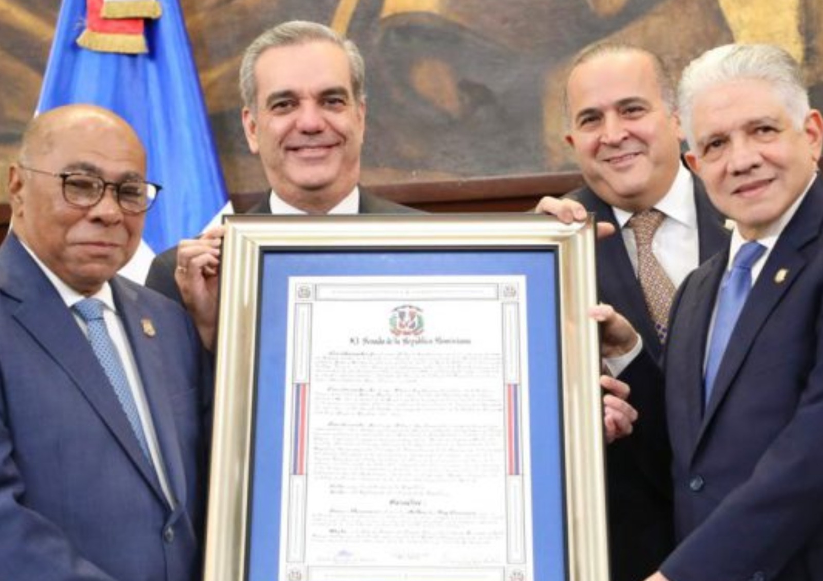 El Senado reconoce a Milton Ray Guevara por su exitosa trayectoria profesional.