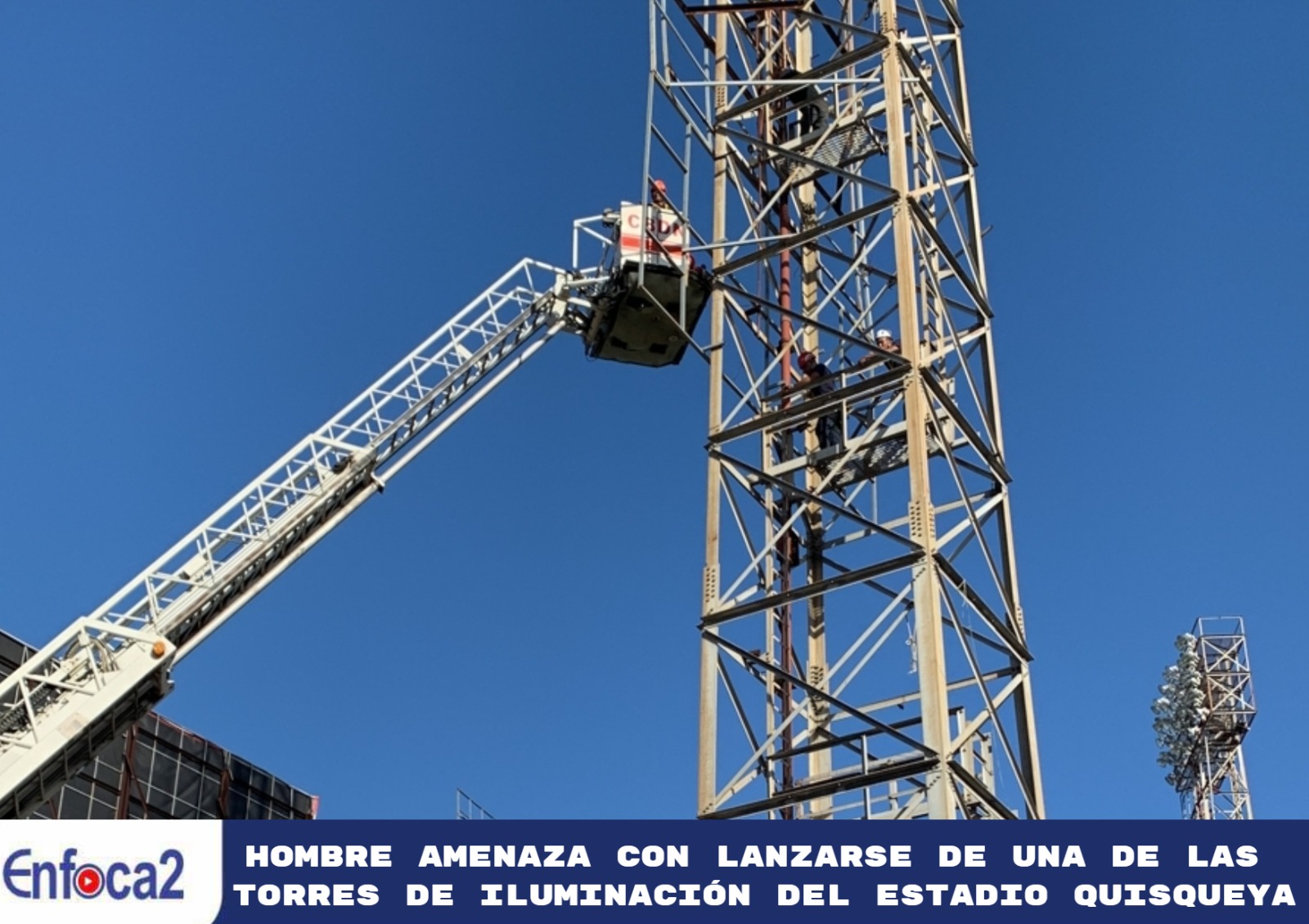 Hombre amenaza con lanzarse de una de las torres de iluminación del Estadio Quisqueya