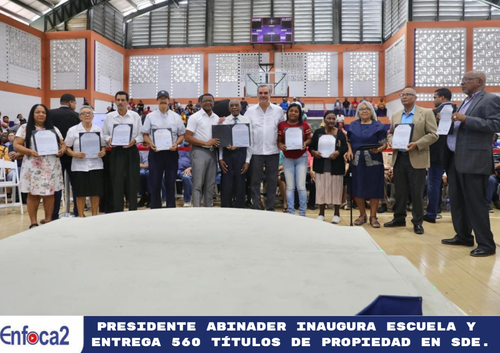 Presidente Abinader inaugura escuela y entrega 560 títulos de propiedad en SDE.