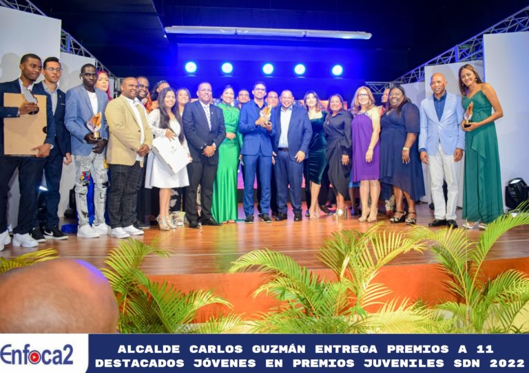 Alcalde Carlos Guzmán entrega premios a 11 destacados jóvenes en Premios Juveniles SDN 2022