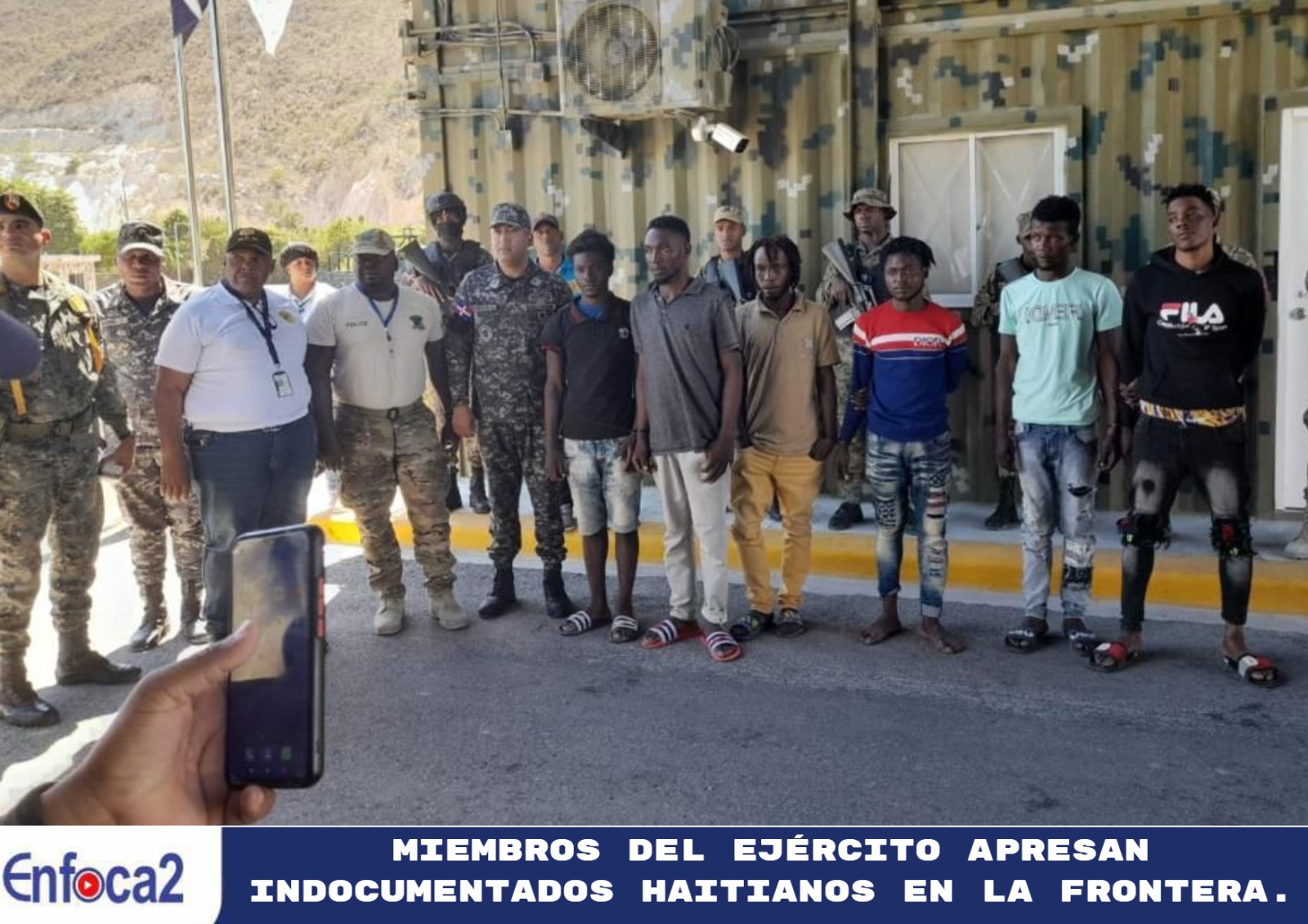 Miembros del Ejército apresan indocumentados haitianos en la frontera.