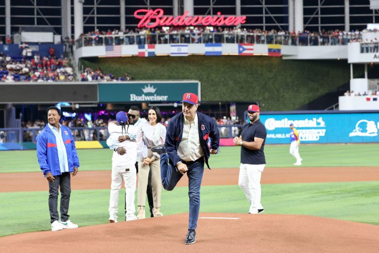 Abinader hace historia al convertirse en el primer jefe de Estado en lanzar la primera bola en Clásico Mundial de Béisbol