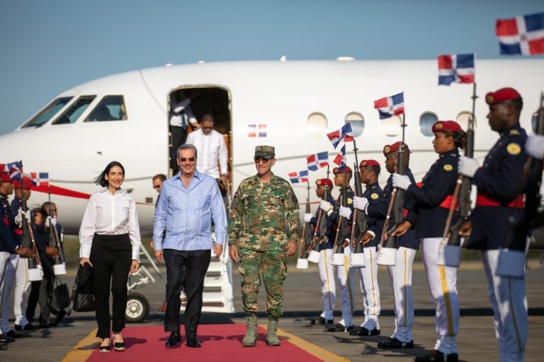 Presidente Abinader regresa al país tras lanzar primera bola en Clásico Mundial de Béisbol