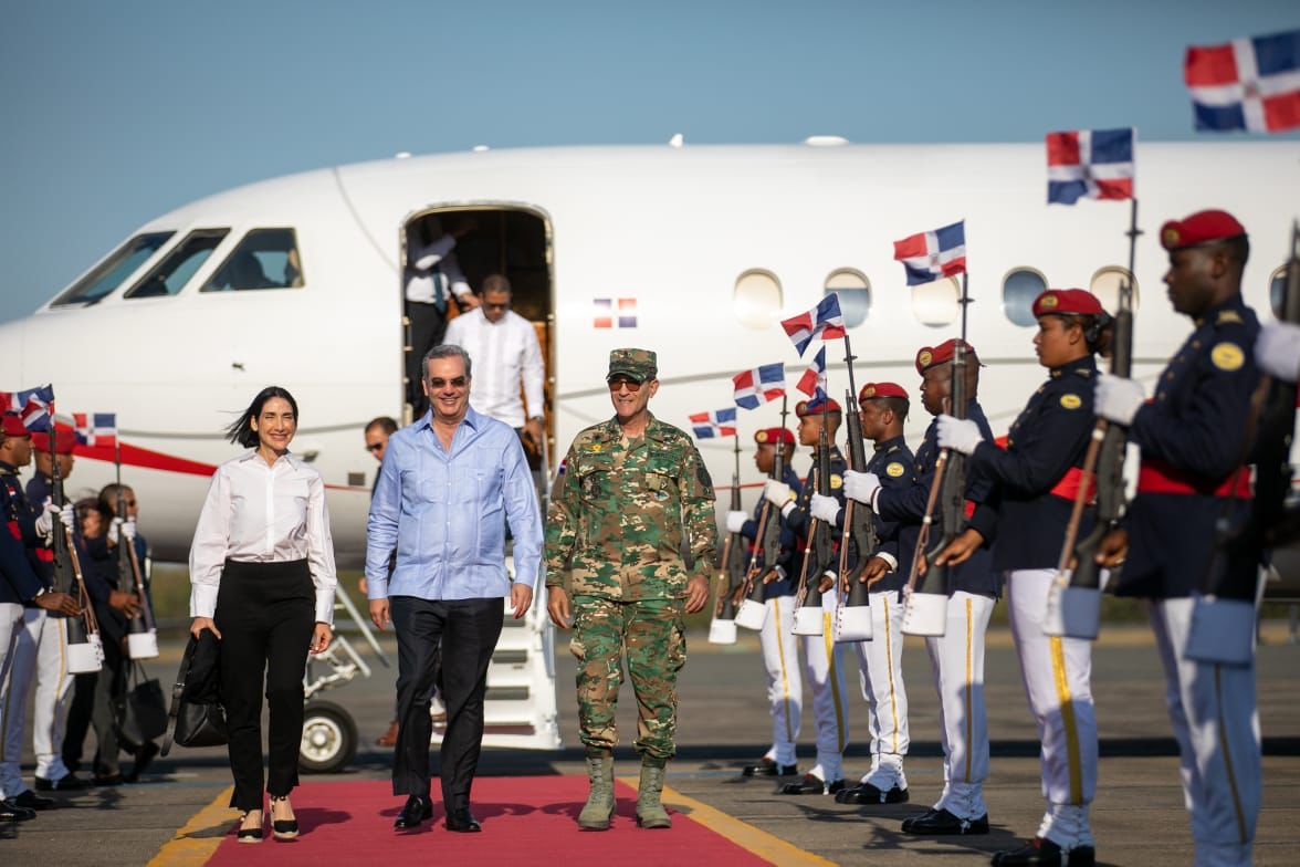 Presidente Abinader regresa al país tras lanzar primera bola en Clásico Mundial de Béisbol