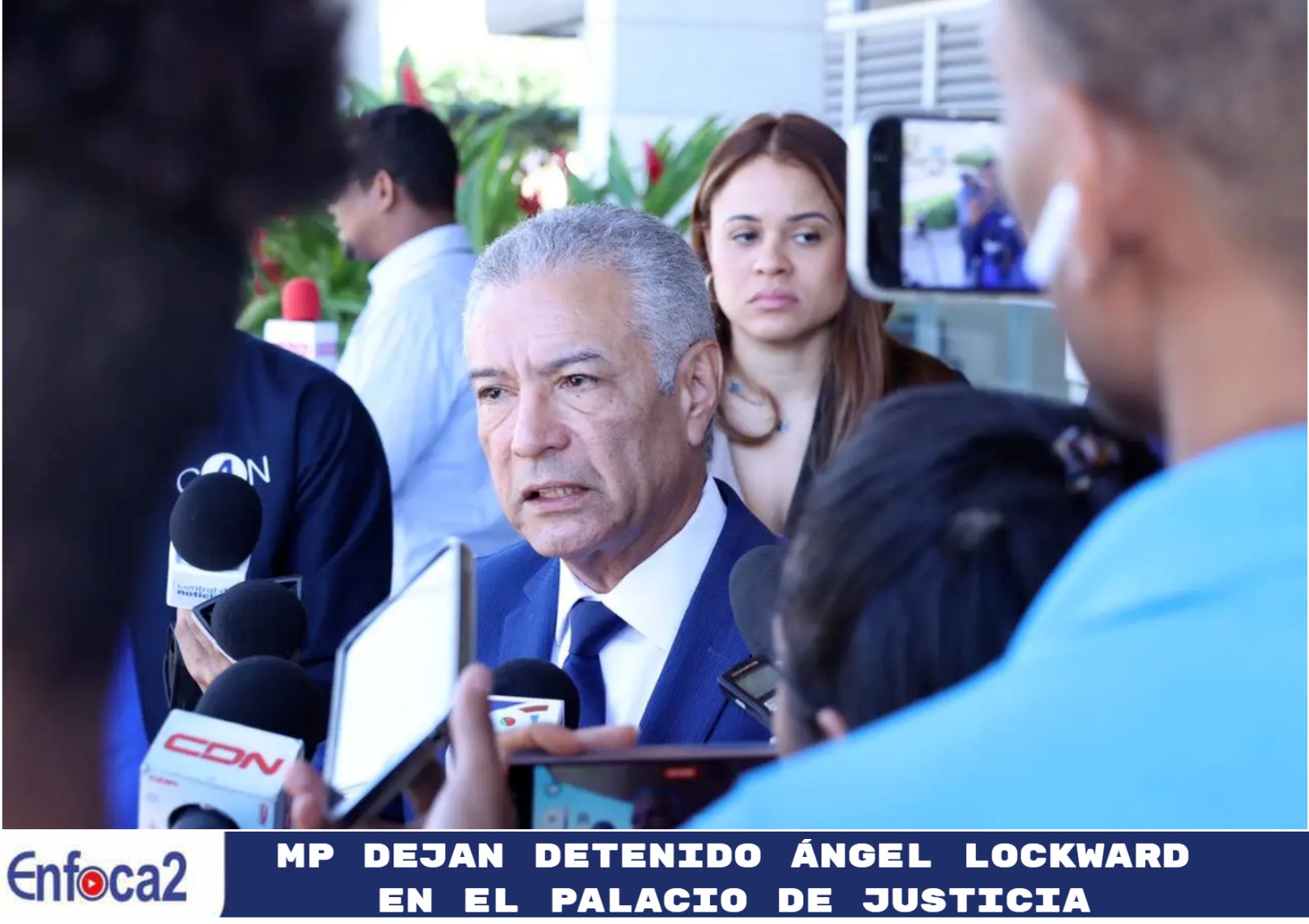 MP dejan detenido Ángel Lockward en el Palacio de Justicia.