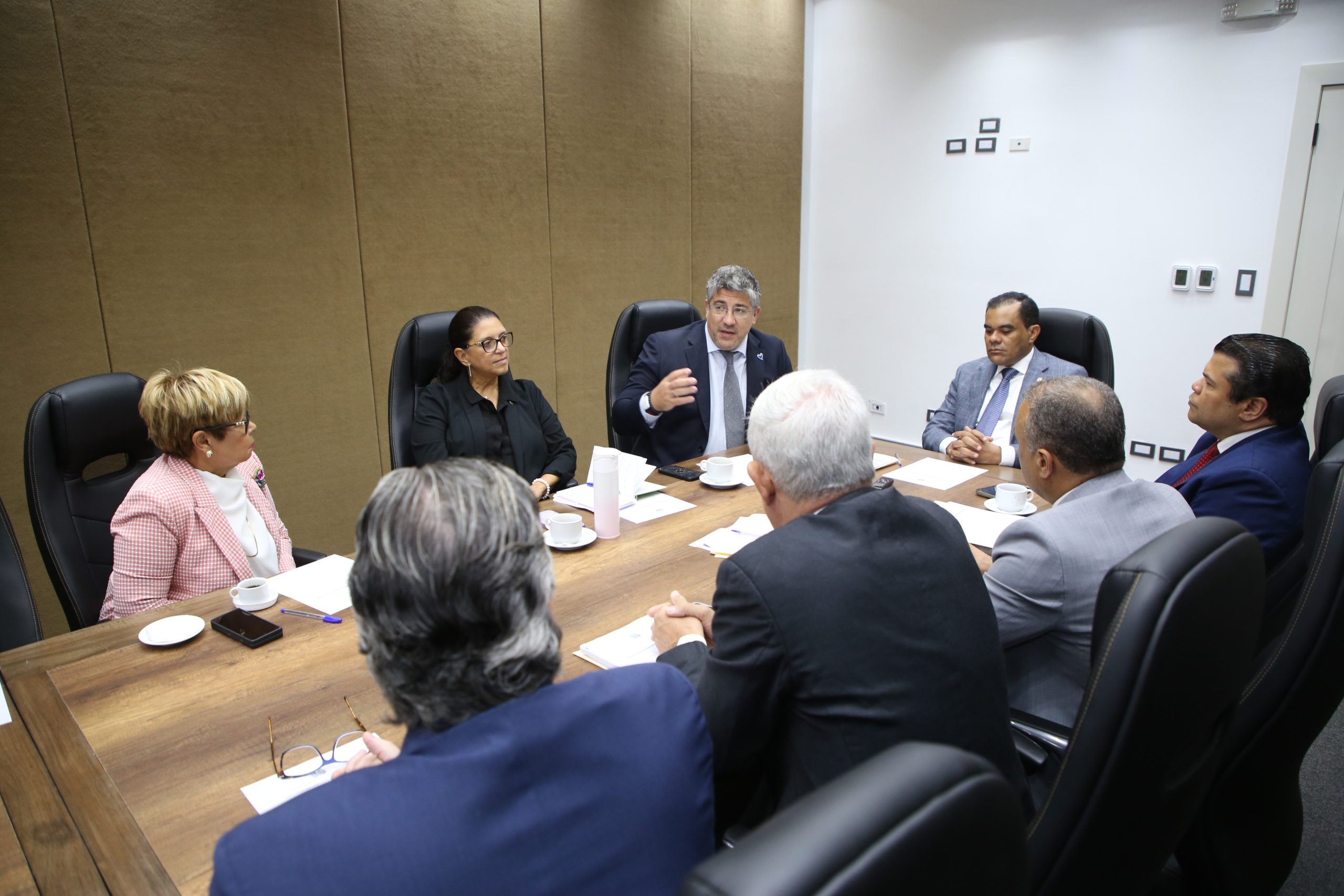 Diputados y Consultor Senior de la Embajada de EE.UU socializan proyecto de ley para la administración de bienes incautados