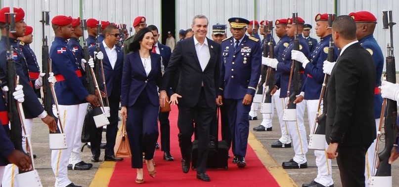 Presidente Abinader regresa al país tras participar en coronación del rey de Carlos III