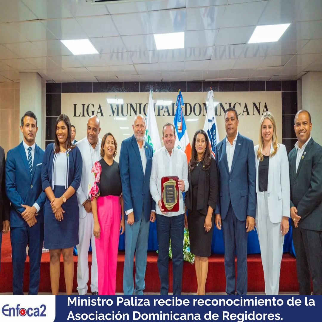 Ministro Paliza recibe reconocimiento de la Asociación Dominicana de Regidores.