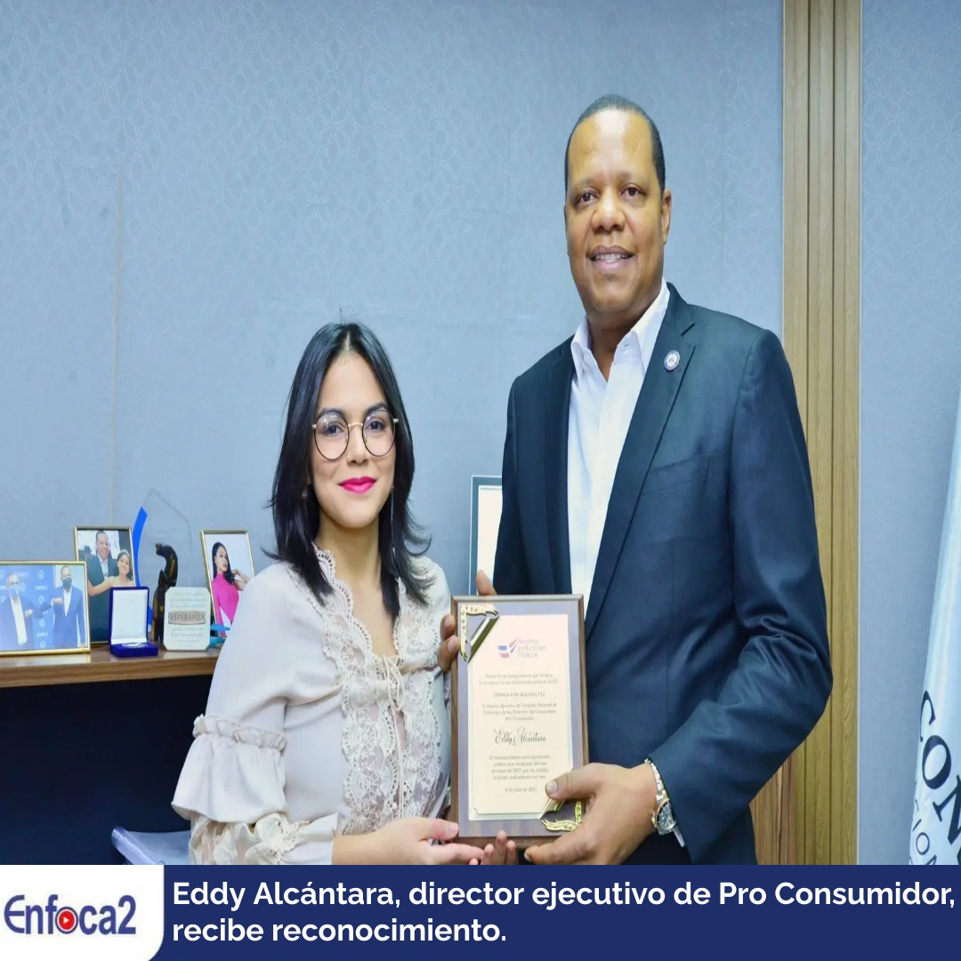 Eddy Alcántara, director ejecutivo de Pro Consumidor, recibe reconocimiento.