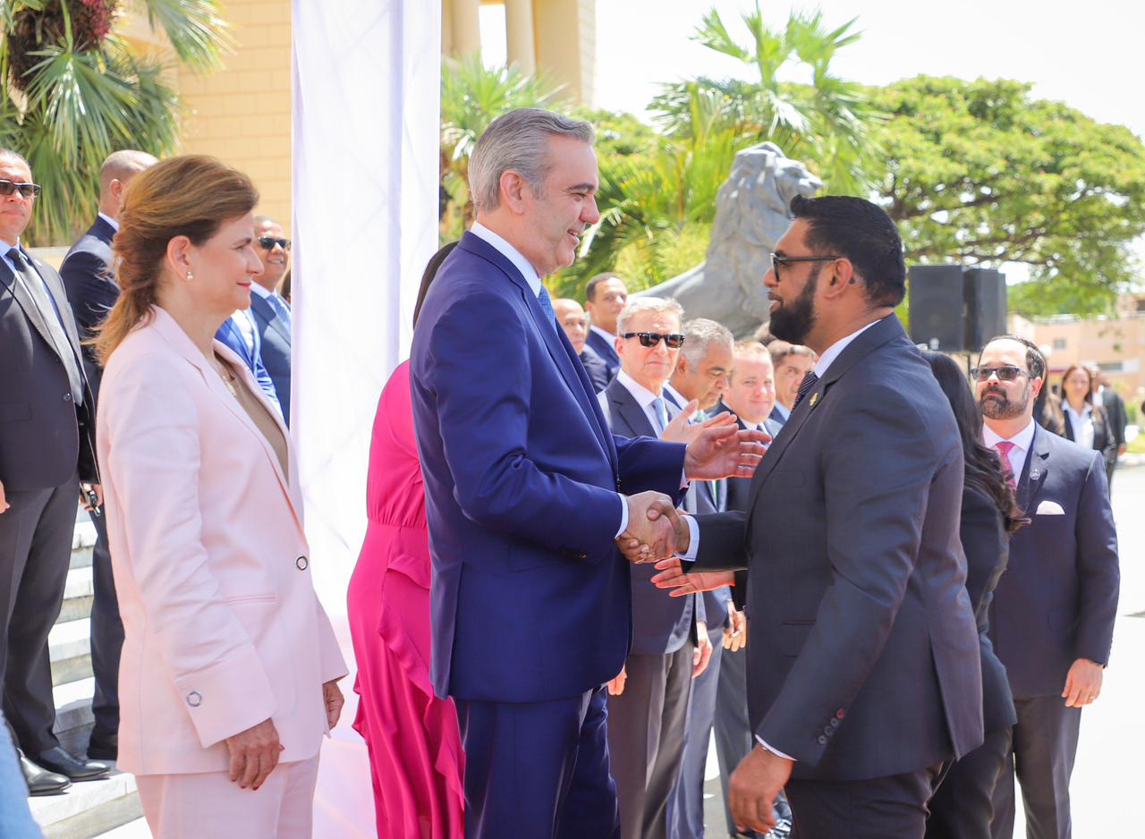 RD y Guyana firman acuerdos para construir una refinería y explotar un bloque de petróleo