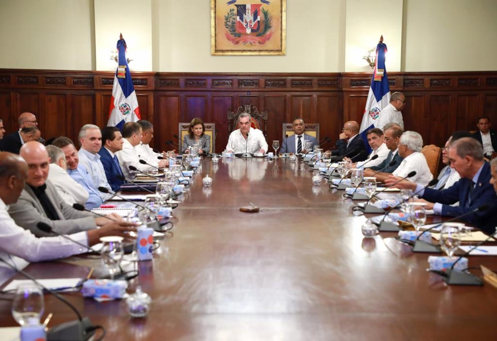 Presidente Abinader instruye a funcionarios del Gobierno no utilizar los recursos del Estado en la campaña electoral.