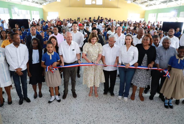 Vicepresidenta Raquel Peña afirma Gobierno mejora red de escuelas públicas para que niños y jóvenes tengan educación de calidad.