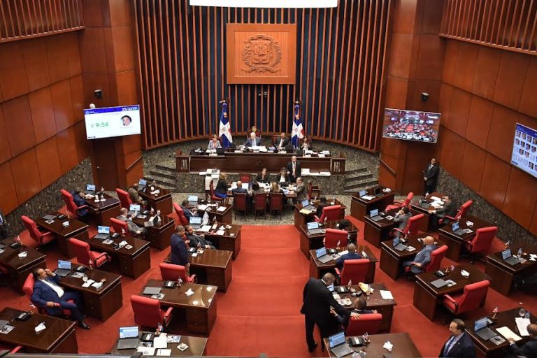 Senado suspende sesión del miércoles por paso tormenta Franklin.