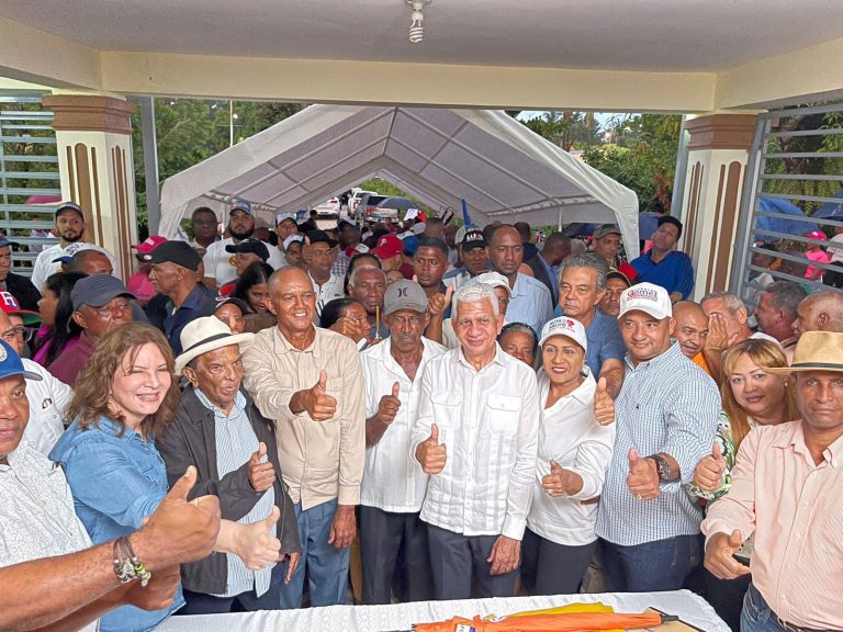 Ricardo De los Santos juramenta en el PRM al presidente y ex secretario de Organización del PLD en Cotui y a un grupo de dirigentes.