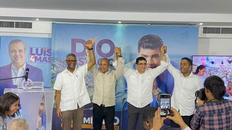 Santo Domingo. – En un multitudinario acto celebrado en el hotel Golden House, fue recibido Bienvenido Mena, director del equipo político de Josefa Castillo, lo cual fortalece aún más la posición del proyecto político del pastor Dío Astacio, precandidato a alcalde por el municipio de Santo Domingo Este. El ingeniero Mena llegó acompañado de una enorme cantidad de dirigentes, quienes de inmediato fueron juramentados en el equipo de Dío Astacio, con el objetivo de seguir sumando participación política con miras a las elecciones municipales de 2024. El precandidato alcalde por el Partido Revolucionario Moderno(PRM), Dío Astacio, al dirigirse al público agradeció a Josefa Castillo y a Yeison García, hijo de Josefa y, también precandidato a Diputado, por confiar en su equipo de trabajo y sus muestras de apoyo. Mientras que Bienvenido Mena, saludó positivamente la propuesta política del pastor Dío Astacio, asegurando que es el candidato más potable para convertirse en el próximo alcalde de Santo Domingo Este. Tanto el equipo político de Josefa Castillo, como el de Wanda García, se convierten en dos torres de poder en la circunscripción 3.