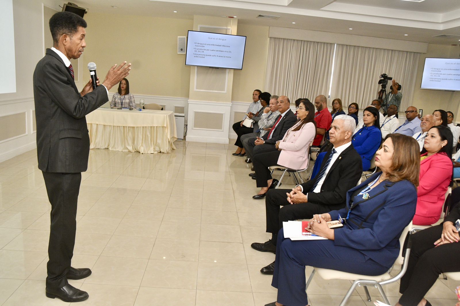 Senadores y colaboradores del Senado reciben la conferencia “Dengue: Inquietud Nacional”.