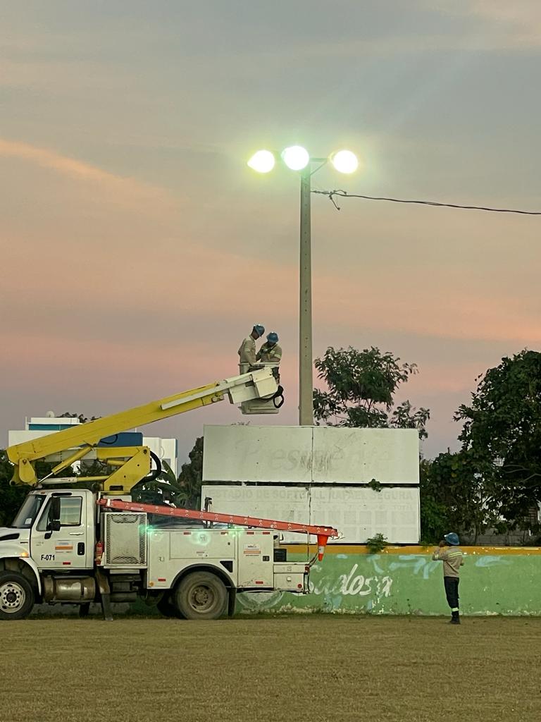 Edesur electrifica e ilumina Estadio de softbol Rafael Segura, en Comendador, Elías Piña