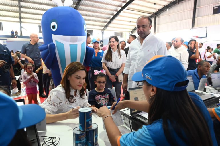 Miles de personas acuden en Sabana Perdidaa jornada de Bancarizar es Patria, de Banreservas.