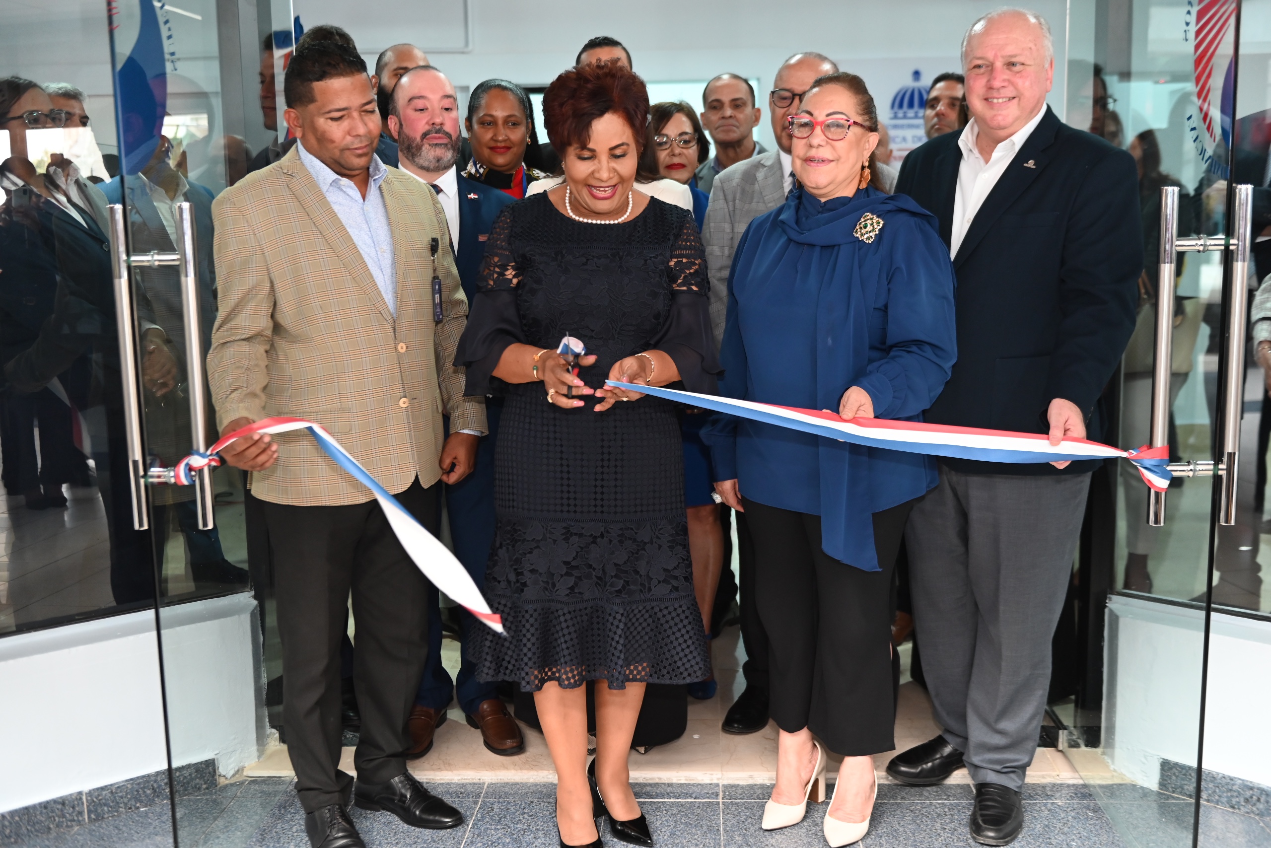 SUPERINTENDENTE JOSEFA CASTILLO INAUGURA CENTRO DE ATENCIÓN AL USUARIO EN SANTIAGO