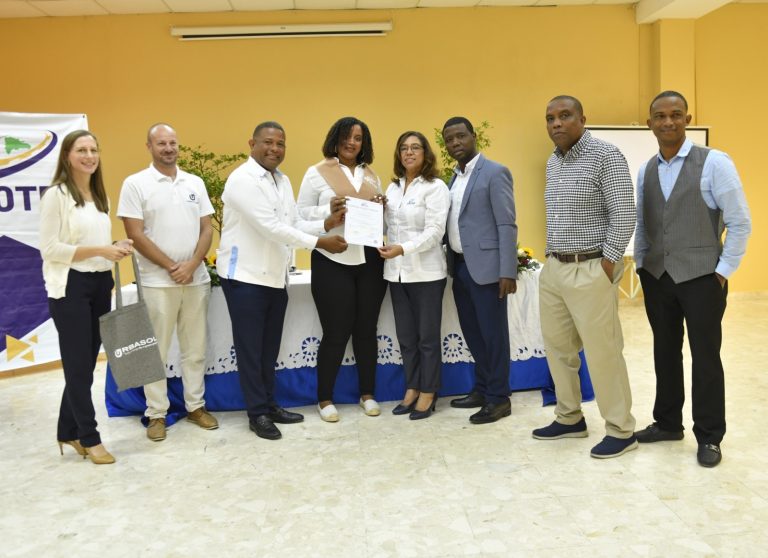 INFOTEP certifica 50 participantes como instaladores de paneles fotovoltaicos.