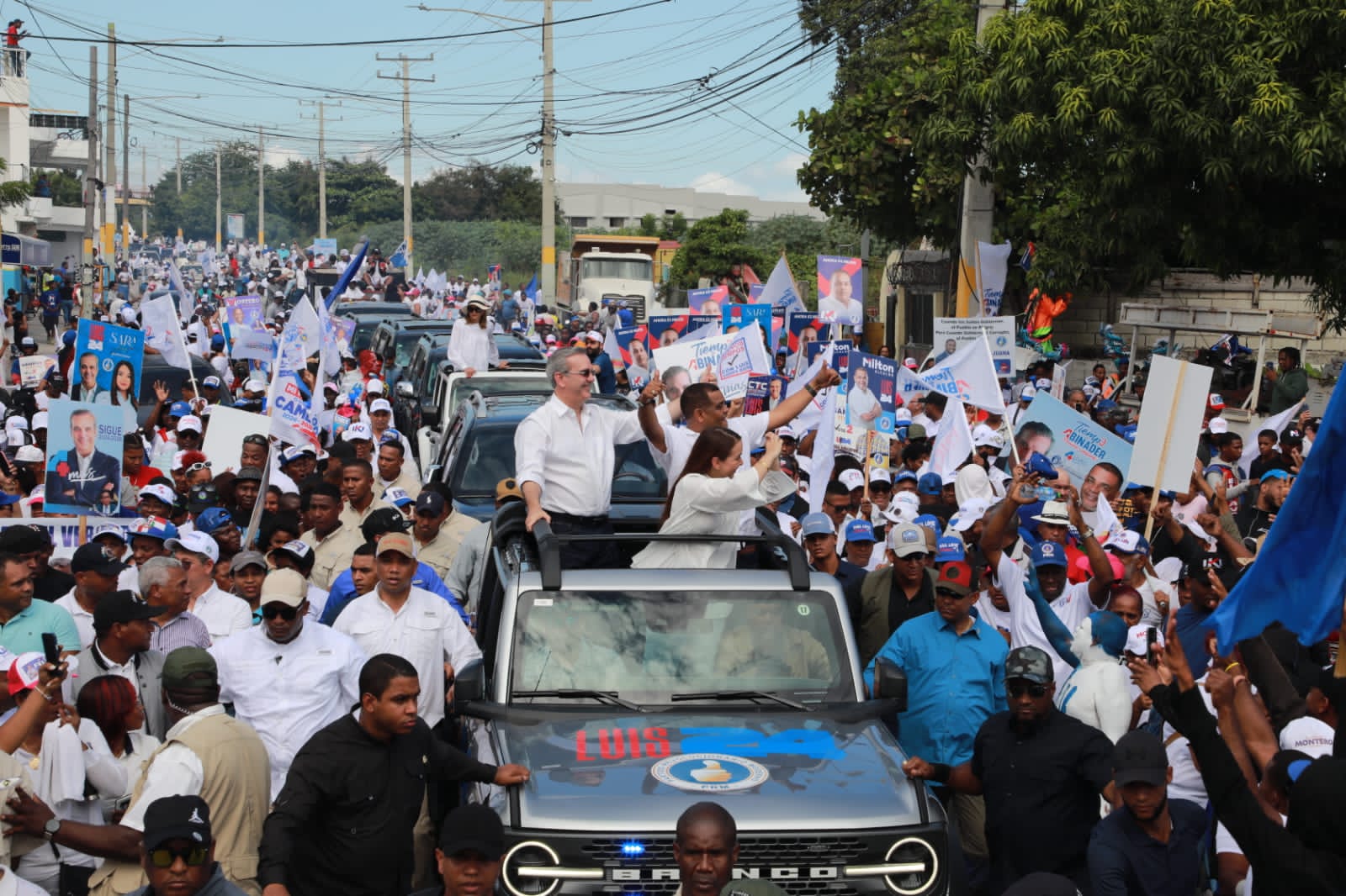 LUIS ABINADER ENCABEZA MULTITUDINARIA CARAVANA EN BARAHOANA JUNTO A CANDIDATOS MUNICIPALES.