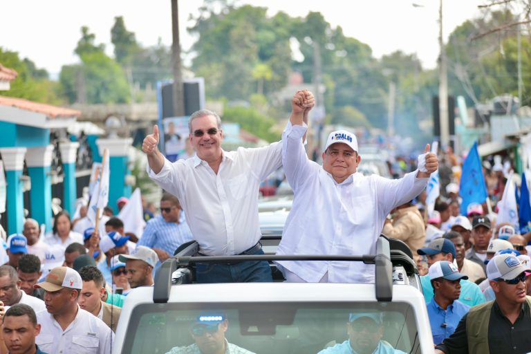 Azuanos reciben con entusiasmo a Luis Abinader