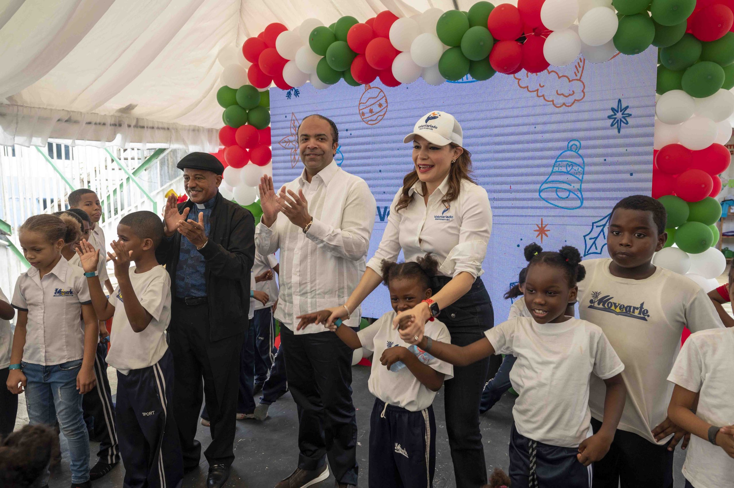 Voluntariado Banreservas ilumina El Dique con una fiestanavideña