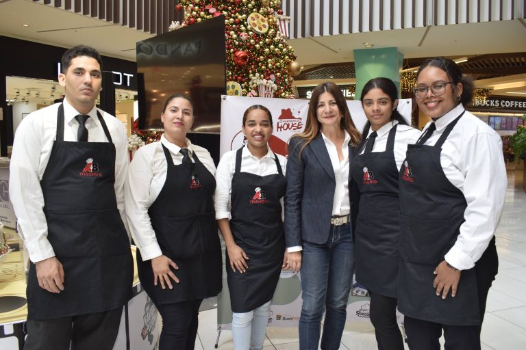 Exposición de Casitas de Jengibre reúne a más de diez pasteleros de la pastelería nacional