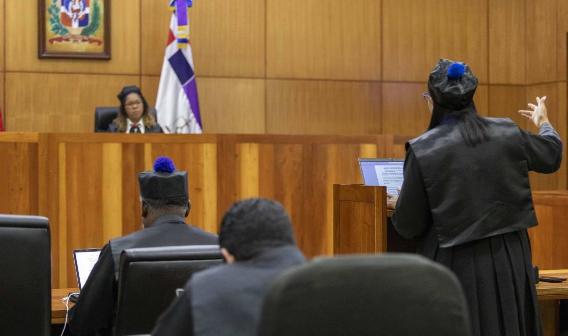 Tribunal declara en rebeldía y ordena el arresto de acusada en caso Coral y Coral 5G