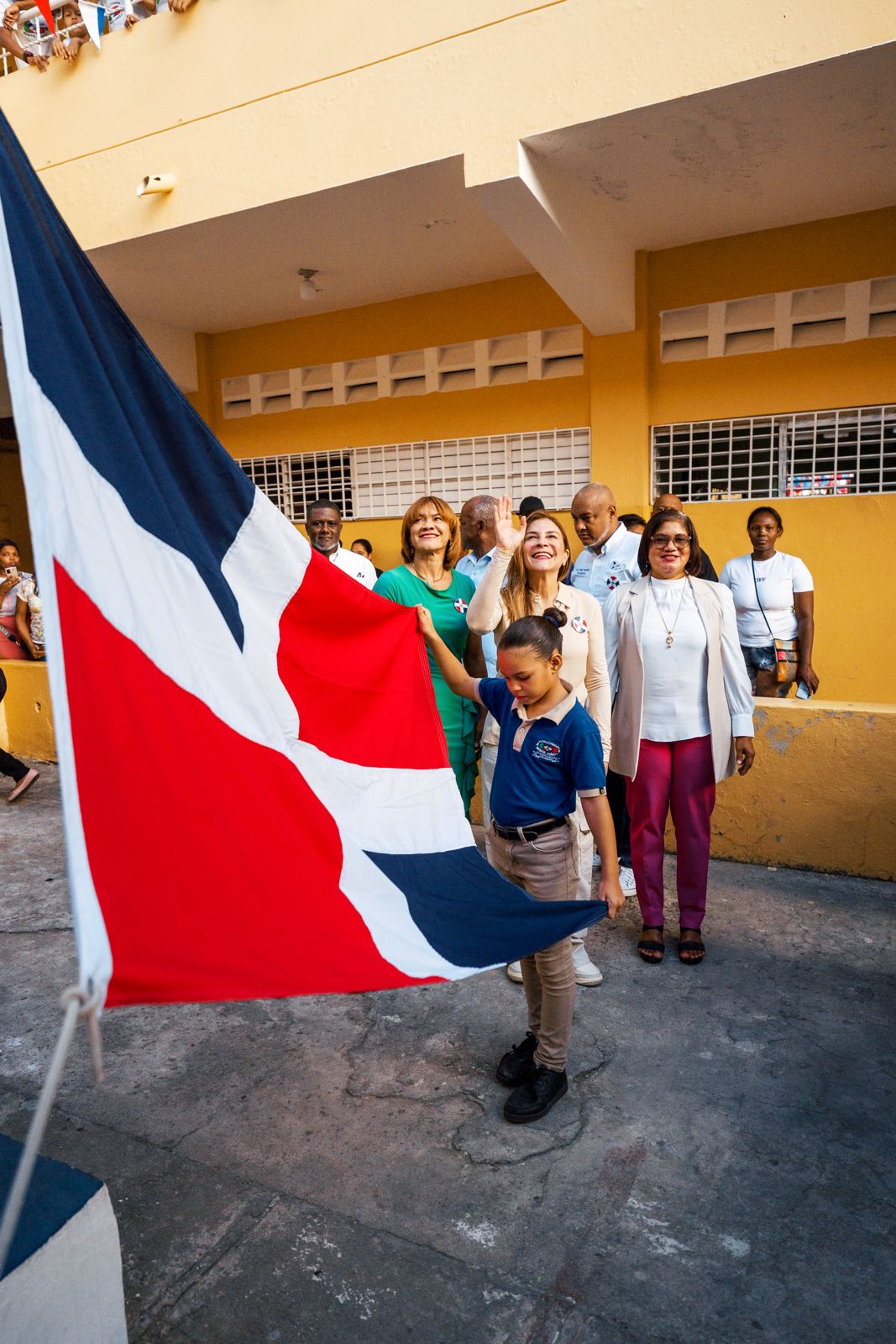 Carolina Mejía encabeza acto patrio por el natalicio de Duarte en el centro educativo Benito Juárez, en Cristo Rey