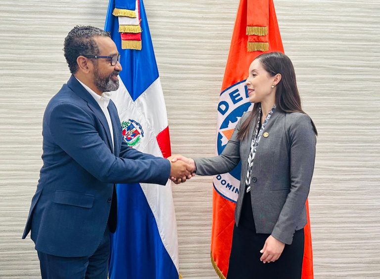 Oficial de la Embajada de EE.UU. en RD felicita el trabajo y compromiso de la Defensa Civil